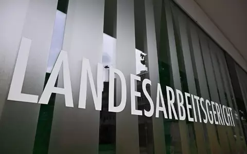 Urteil des Landesarbeitsgerichts zu Lohnunterschieden bei Daimler Truck. (Archivbild) - Foto: Bernd Weißbrod/dpa