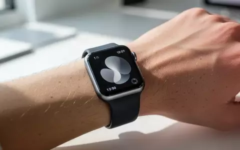 Nahaufnahme einer Apple Watch am Handgelenk mit einer modernen Gesundheits-App auf dem Display in einer hellen Büroumgebung. - Foto: über boerse-global.de