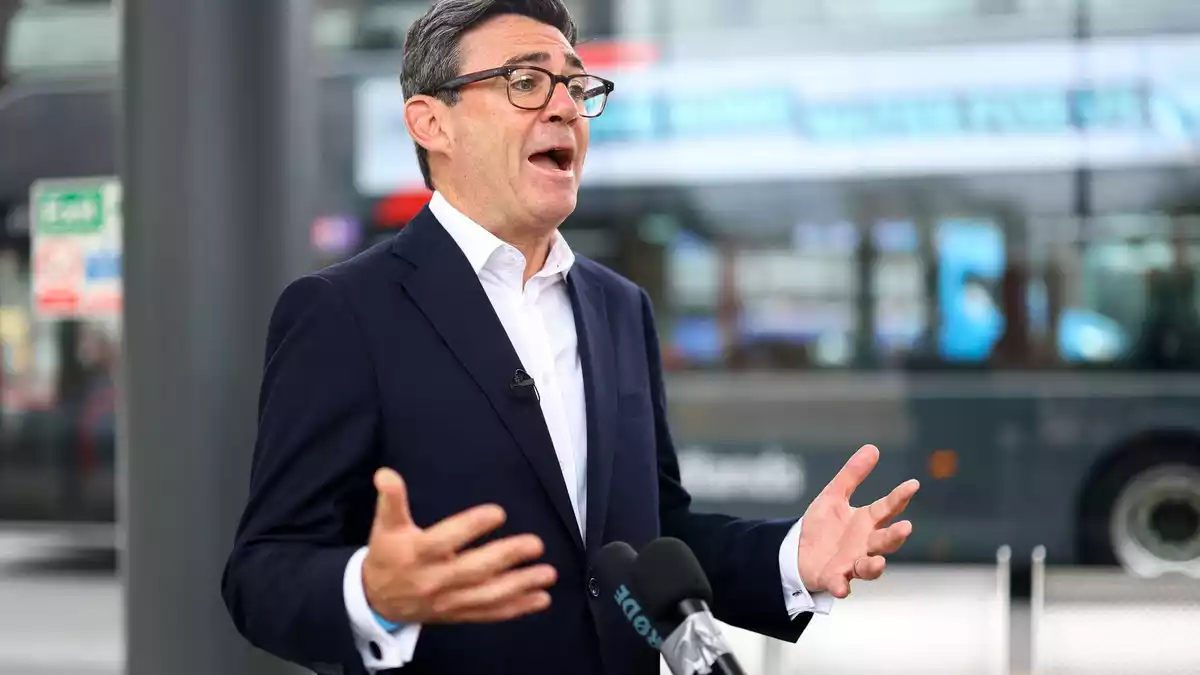 Der britische Premier Andy Burnham verteidigt die Militärhilfe seines Landes für die Ukraine. - Bild: Hannah Mckay/PA Wire/dpa