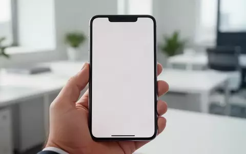 Ein Smartphone in einer Hand vor einem verschwommenen Bürohintergrund, das eine neutrale Benutzeroberfläche anzeigt. - Foto: über boerse-global.de
