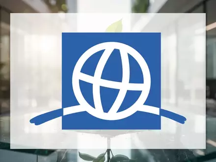 Ein junger grüner Keimling auf einer reflektierenden Glasoberfläche als Symbol für nachhaltige Geldanlagen. - Foto: über boerse-global.de