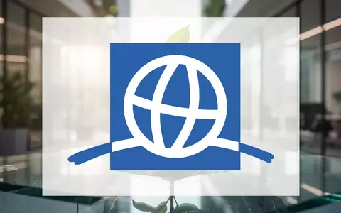 Ein junger grüner Keimling auf einer reflektierenden Glasoberfläche als Symbol für nachhaltige Geldanlagen. - Foto: über boerse-global.de