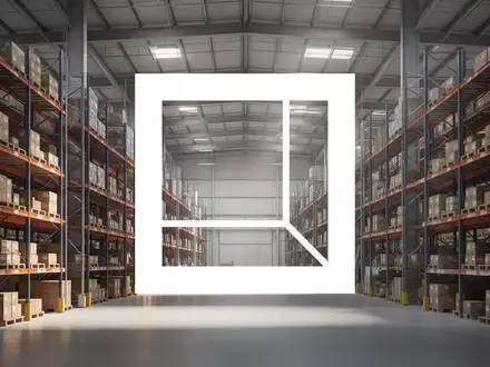 Modernes Logistiklager mit hohen Regalen in einer professionellen Architekturaufnahme - Foto: über boerse-global.de