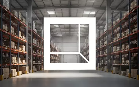 Modernes Logistiklager mit hohen Regalen in einer professionellen Architekturaufnahme - Foto: über boerse-global.de