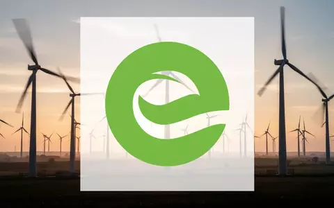 Moderne Windkraftanlage bei Sonnenaufgang in einer weiten Landschaft, symbolisch für die Erneuerbare-Energien-Branche. - Foto: über boerse-global.de