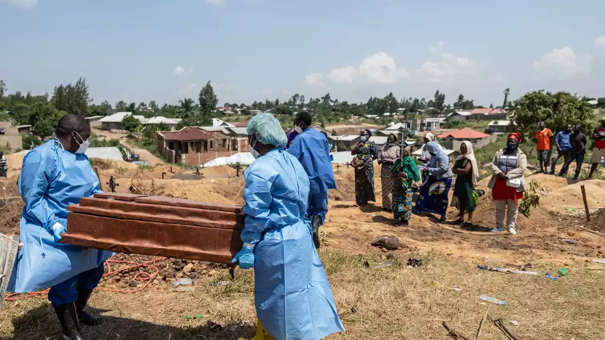 Verstorbene Ebola-Patienten sind hochansteckend und müssen unter besonderen Sicherheitsvorkehrungen beigesetzt werden. (Archivbild) - Bild: Moses Sawasawa/AP/dpa