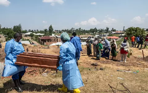 Verstorbene Ebola-Patienten sind hochansteckend und müssen unter besonderen Sicherheitsvorkehrungen beigesetzt werden. (Archivbild) - Foto: Moses Sawasawa/AP/dpa