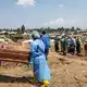 Verstorbene Ebola-Patienten sind hochansteckend und müssen unter besonderen Sicherheitsvorkehrungen beigesetzt werden. (Archivbild) - Bild: Moses Sawasawa/AP/dpa