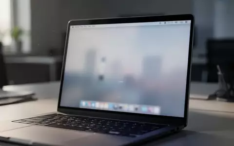 Ein Laptop auf einem Schreibtisch in einer professionellen Büroumgebung mit Fokus auf die Hardware. - Foto: über boerse-global.de