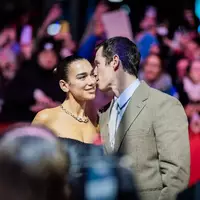 Dua Lipa und Callum Turner sind seit 2024 ein Paar. (Archivbild) - Foto: Christoph Soeder/dpa