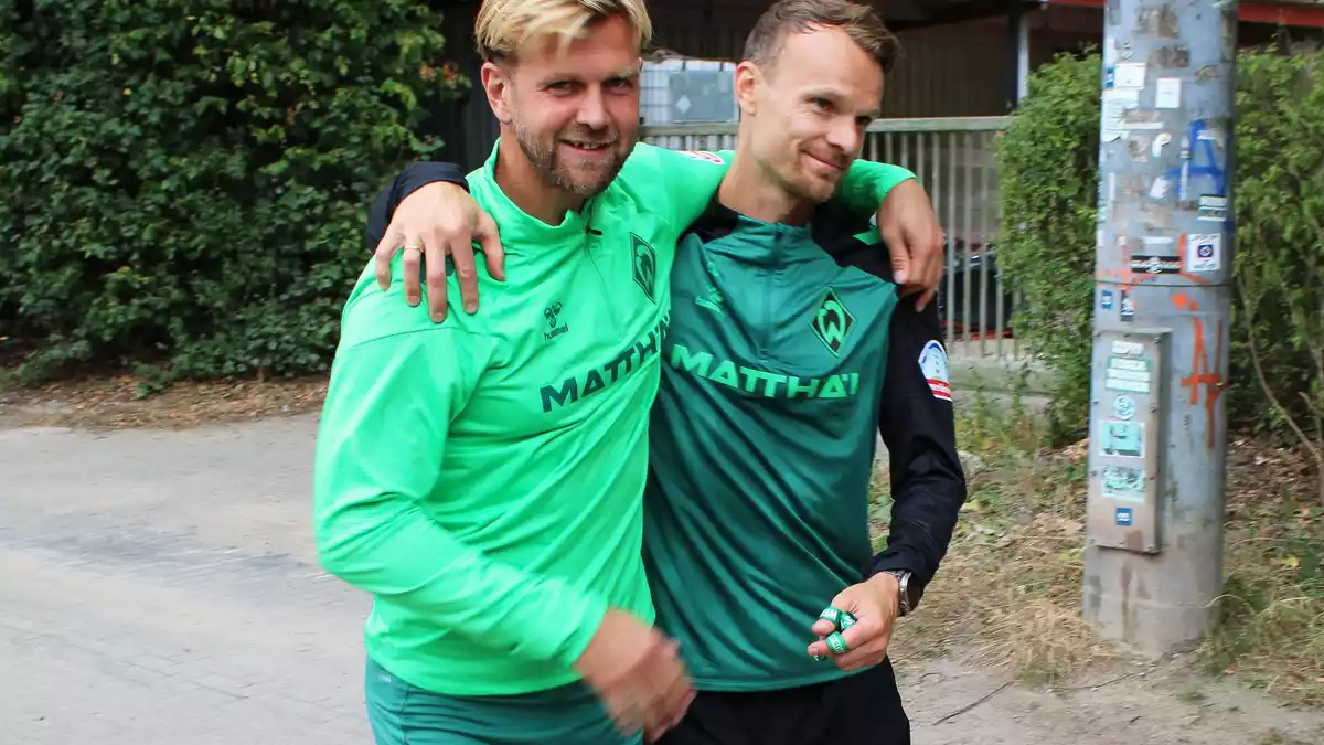 Niclas Füllkrug umarmt seinen ehemaligen Mitspieler Christian Groß bei seiner ersten Trainingseinheit seit seiner Rückkehr zu Werder. - Bild: Kai Moorschlatt/dpa
