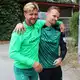 Niclas Füllkrug umarmt seinen ehemaligen Mitspieler Christian Groß bei seiner ersten Trainingseinheit seit seiner Rückkehr zu Werder. - Bild: Kai Moorschlatt/dpa