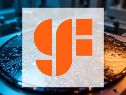 Abstrakte Darstellung von Mikrochip-Technologie und Halbleiter-Fertigung in einem industriellen Umfeld. - Foto: über boerse-global.de