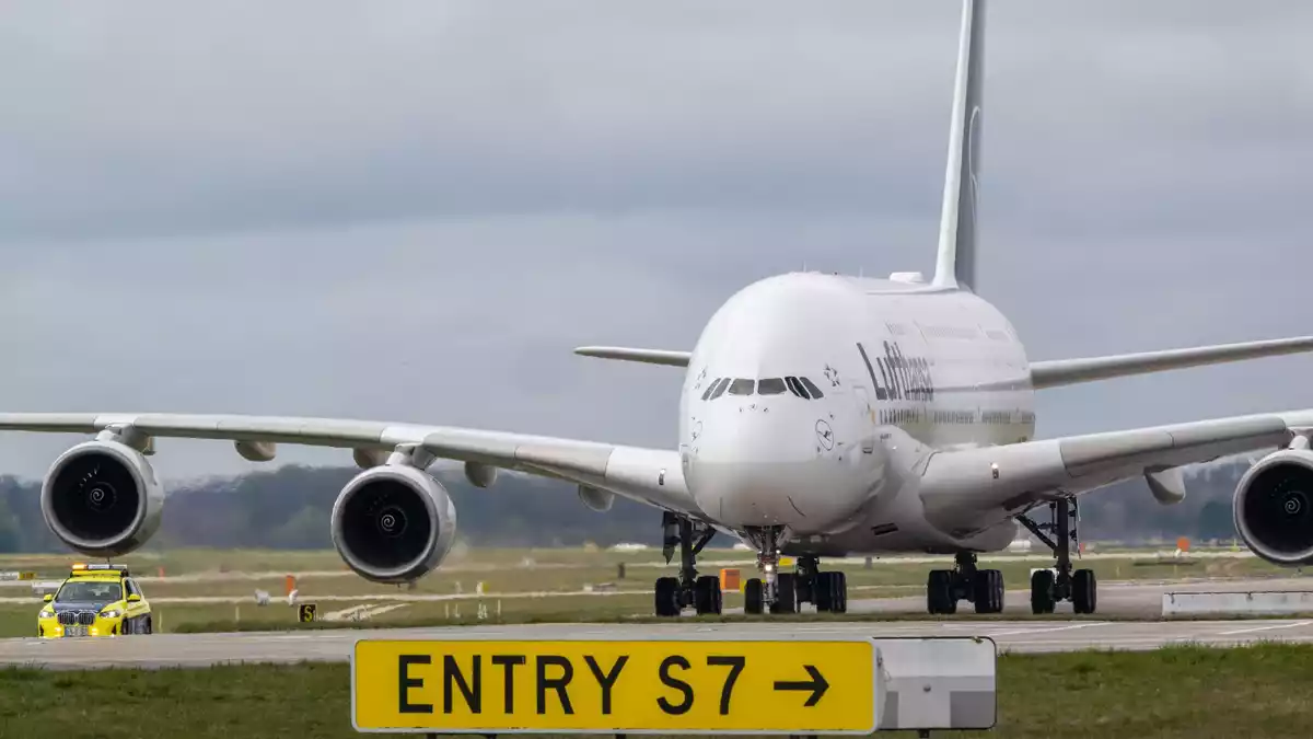 Eine frühere Landung einer Lufthansa A380 in München.  - Bild: Peter Kneffel/dpa