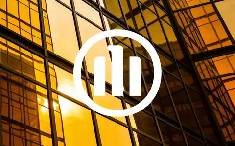Moderne Glasfassade eines Hochhauses im goldenen Licht als Symbol fĂŒr StabilitĂ€t und Wachstum im Versicherungssektor. - Foto: ĂŒber boerse-global.de