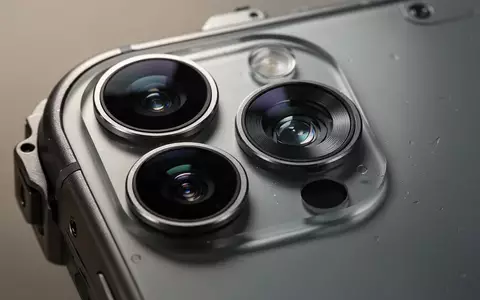 Detailaufnahme eines modernen Smartphone-Kameramoduls mit Fokus auf die Linsentechnologie bei natürlichem Licht. - Foto: über boerse-global.de