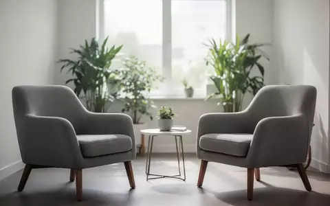 Ein heller, minimalistisch eingerichteter Therapieraum mit zwei gegenüberstehenden Stühlen und natürlichem Tageslicht. - Foto: über boerse-global.de