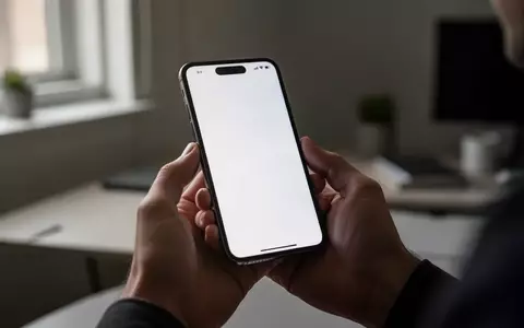 Nahaufnahme einer Person, die ein Smartphone in einer minimalistisch beleuchteten Umgebung hält. - Foto: über boerse-global.de