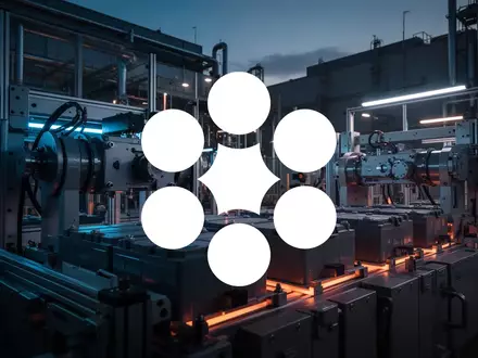 Abstrakte Darstellung moderner Batterietechnologie in einer Industriehalle bei Dämmerung. - Foto: über boerse-global.de