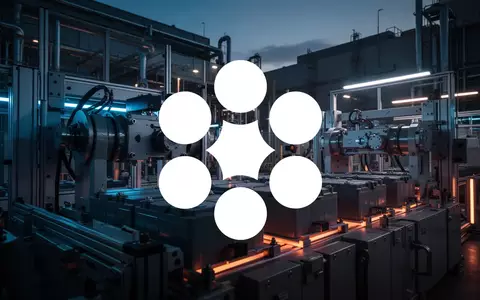 Abstrakte Darstellung moderner Batterietechnologie in einer Industriehalle bei Dämmerung. - Foto: über boerse-global.de