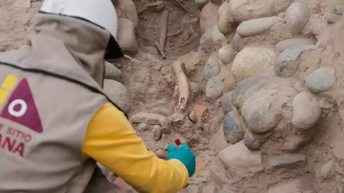 Das Team fand die rund 1.400 Jahre alten Überreste eines vermutlich erwachsenen Mannes. - Bild: Martin Mejia/AP/dpa