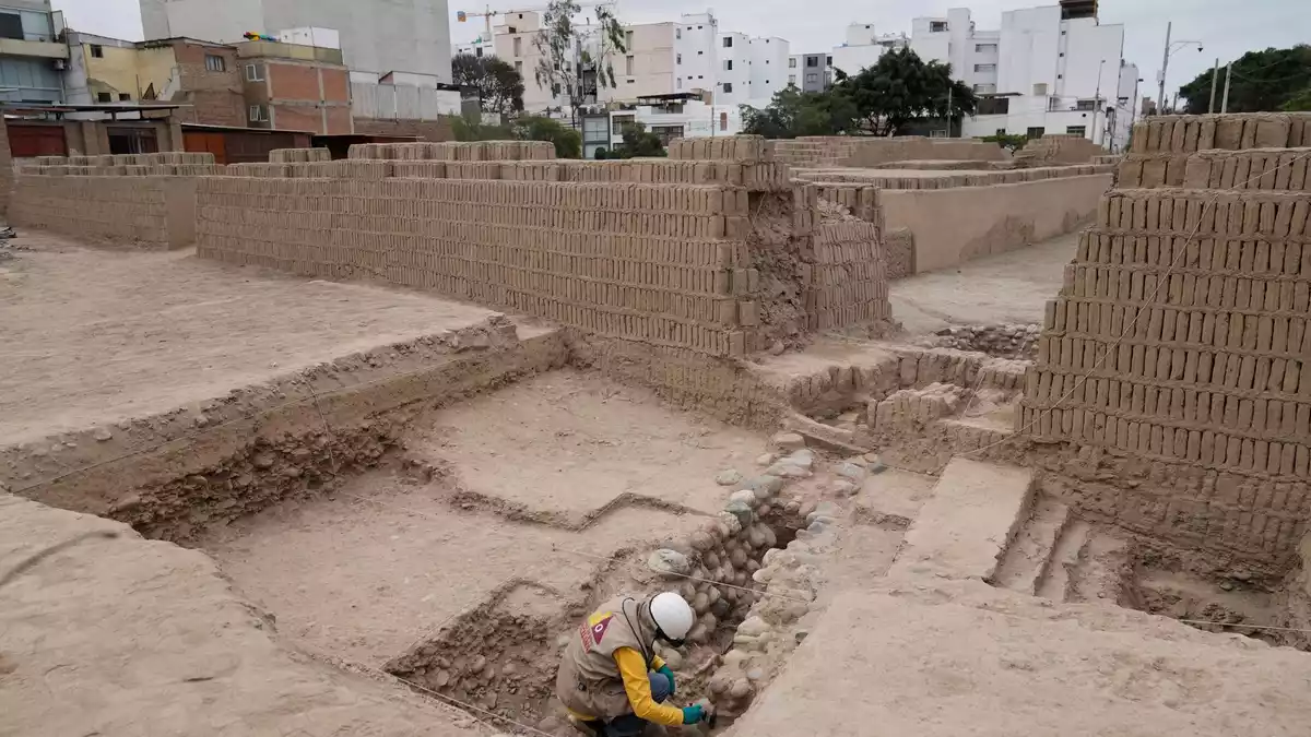 Huaca Pucllana ist eine Ruinenstätte mitten in der peruanischen Hauptstadt Lima.  - Bild: Martin Mejia/AP/dpa
