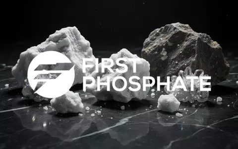 Nahaufnahme von Rohphosphatmineralien in einer professionellen, stimmungsvollen Beleuchtung auf dunklem Hintergrund. - Foto: über boerse-global.de