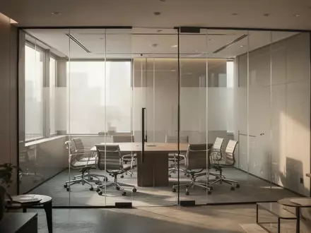 Modernes, minimalistisches Bürointerieur mit Glaswänden und hellem Tageslicht in einer Finanzumgebung. - Foto: über boerse-global.de