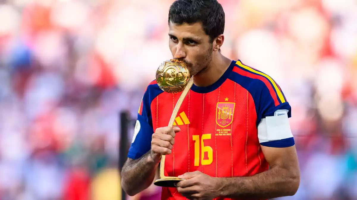 Spaniens Weltmeisterkapitän Rodri steht kurz vor einem Wechsel zum FC Barcelona. (Archivbild) - Bild: Tom Weller/dpa