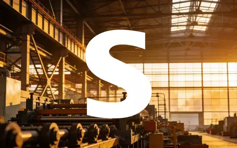 Industrielle Fertigungshalle mit komplexen Maschinen und atmosphärischer Beleuchtung als Symbol für Unternehmensstrategie. - Foto: über boerse-global.de
