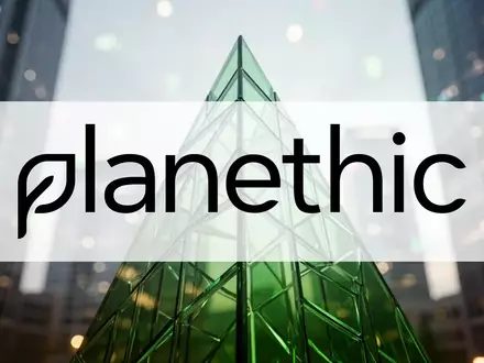 Abstrakte, aufsteigende grüne Glasstrukturen vor einem unscharfen Finanzdistrikt als Symbol für steigende Aktienkurse. - Foto: über boerse-global.de