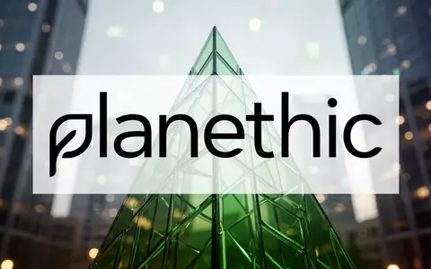 Abstrakte, aufsteigende grüne Glasstrukturen vor einem unscharfen Finanzdistrikt als Symbol für steigende Aktienkurse. - Foto: über boerse-global.de