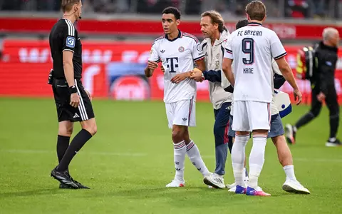 Musste nach wenigen Minuten wieder vom Feld: Jamal Musiala (M.). - Foto: Harry Langer/DeFodi/dpa/dpa