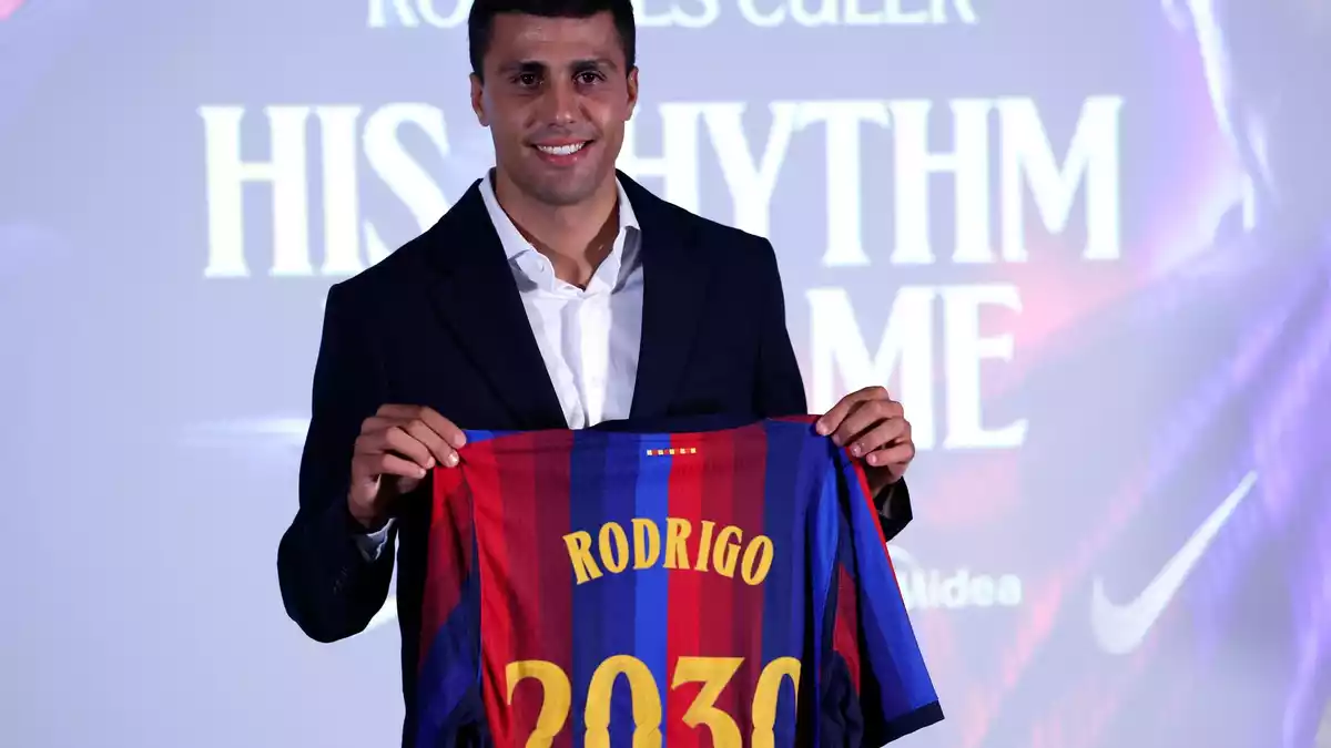 Spaniens Weltmeister Rodri spielt künftig für den FC Barcelona. - Bild: Joan Monfort/AP/dpa