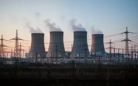 Ein modernes Gaskraftwerk mit Kühltürmen und Stromleitungen bei Dämmerung. - Foto: über boerse-global.de