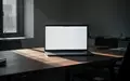 Ein minimalistischer Büroarbeitsplatz mit einem Laptop in einem dezent beleuchteten Raum. - Foto: über boerse-global.de