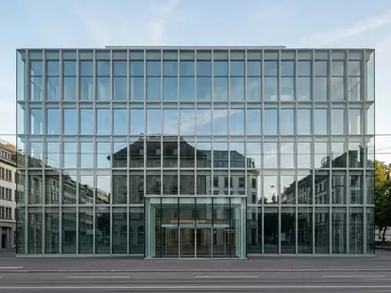 Die gläserne Fassade der Schweizer Börse in Zürich bei Tageslicht. - Foto: über boerse-global.de