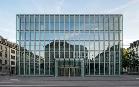 Die gläserne Fassade der Schweizer Börse in Zürich bei Tageslicht. - Foto: über boerse-global.de