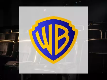 Atmosphärischer, dunkler Kinosaal mit samtenen Sitzen und stimmungsvoller Beleuchtung als Symbol für die Filmbranche. - Foto: über boerse-global.de