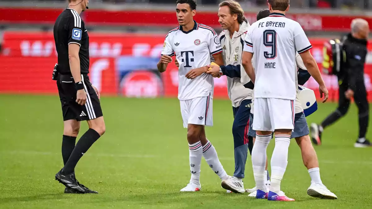 Musste nach wenigen Minuten wieder vom Feld: Jamal Musiala (M.). - Bild: Harry Langer/DeFodi/dpa/dpa