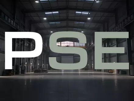 Abstrakte Darstellung einer modernen Industriehalle in atmosphärischem Licht zur Symbolisierung wirtschaftlicher Umbrüche. - Foto: über boerse-global.de