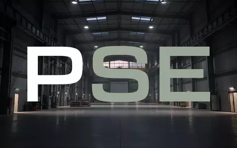 Abstrakte Darstellung einer modernen Industriehalle in atmosphärischem Licht zur Symbolisierung wirtschaftlicher Umbrüche. - Foto: über boerse-global.de