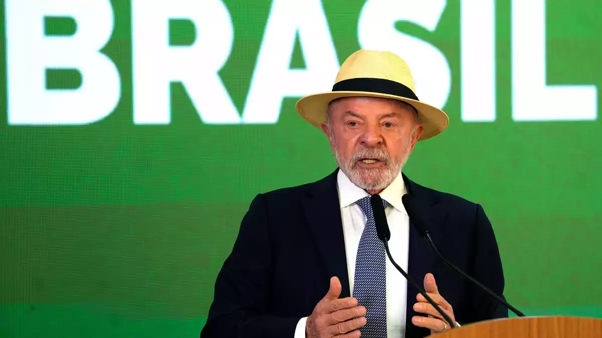 Der brasilianische Präsident Luiz Inácio Lula da Silva feiert die Entdeckung von Erdöl vor Brasiliens Nordküste. (Archivbild) - Bild: Eraldo Peres/AP/dpa