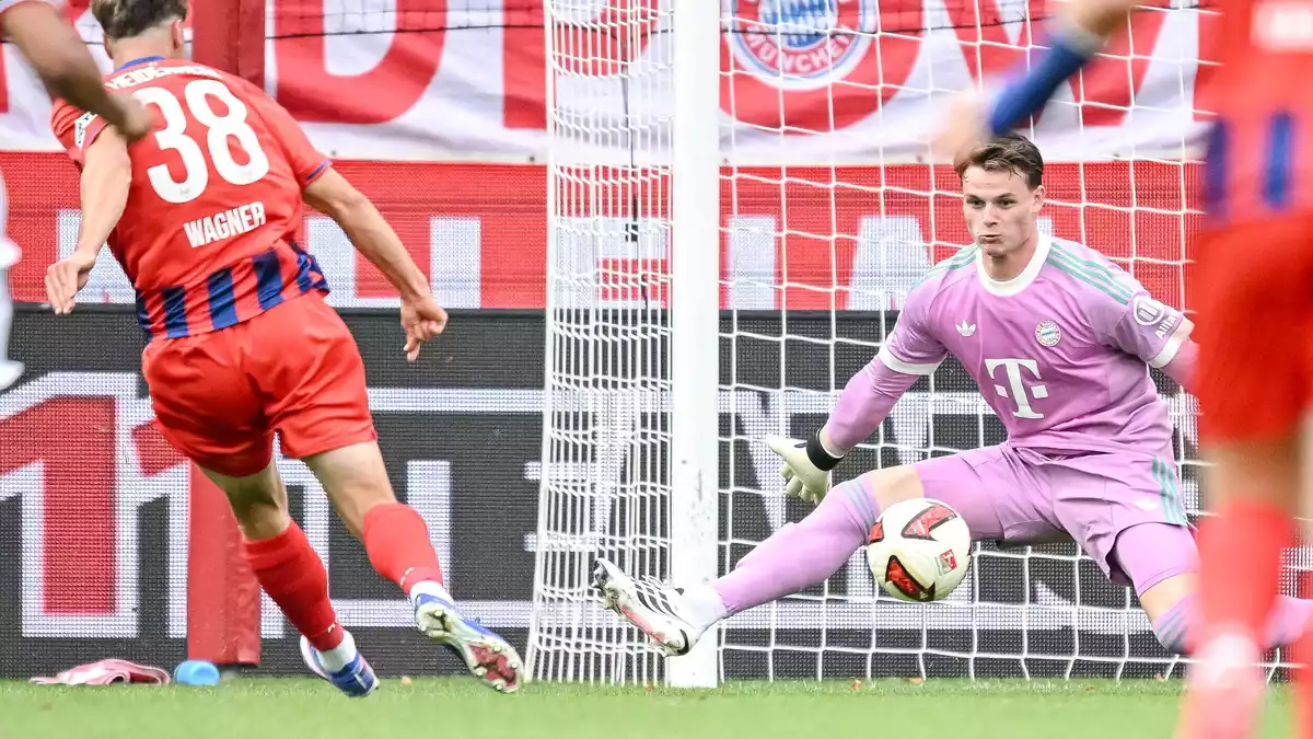 Früh bezwungen: Bayern-Keeper Jonas Urbig (r.). - Bild: Harry Langer/Defodi/dpa