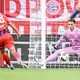 Früh bezwungen: Bayern-Keeper Jonas Urbig (r.). - Bild: Harry Langer/Defodi/dpa