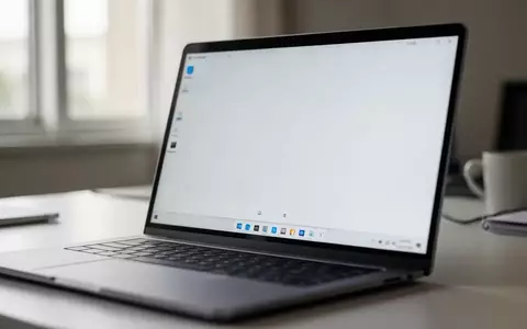 Nahaufnahme eines modernen Laptop-Bildschirms mit Windows-Desktop-Oberfläche in einer professionellen Büroumgebung. - Foto: über boerse-global.de