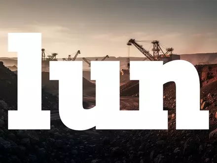 Abstrakte Industrielandschaft eines Bergbaugeländes bei Sonnenuntergang. - Foto: über boerse-global.de