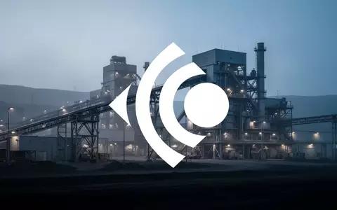 Industrielle Uranminenanlage in der DĂ€mmerung mit kĂŒhler, atmosphĂ€rischer Beleuchtung. - Foto: ĂŒber boerse-global.de