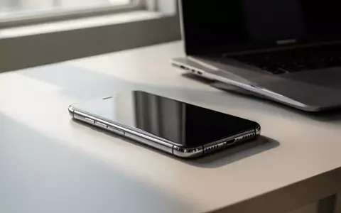 Ein modernes Smartphone und ein Laptop auf einem minimalistischen Schreibtisch bei natürlichem Tageslicht. - Foto: über boerse-global.de