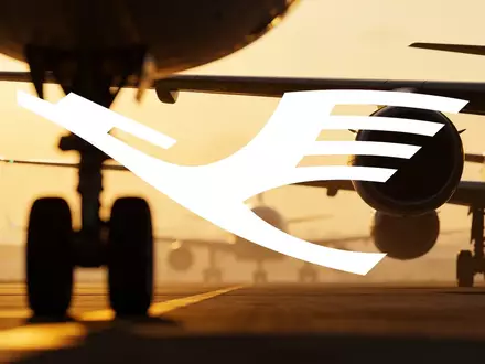 Abstrakte Darstellung eines modernen Verkehrsflugzeugs auf dem Rollfeld bei Sonnenuntergang. - Foto: über boerse-global.de